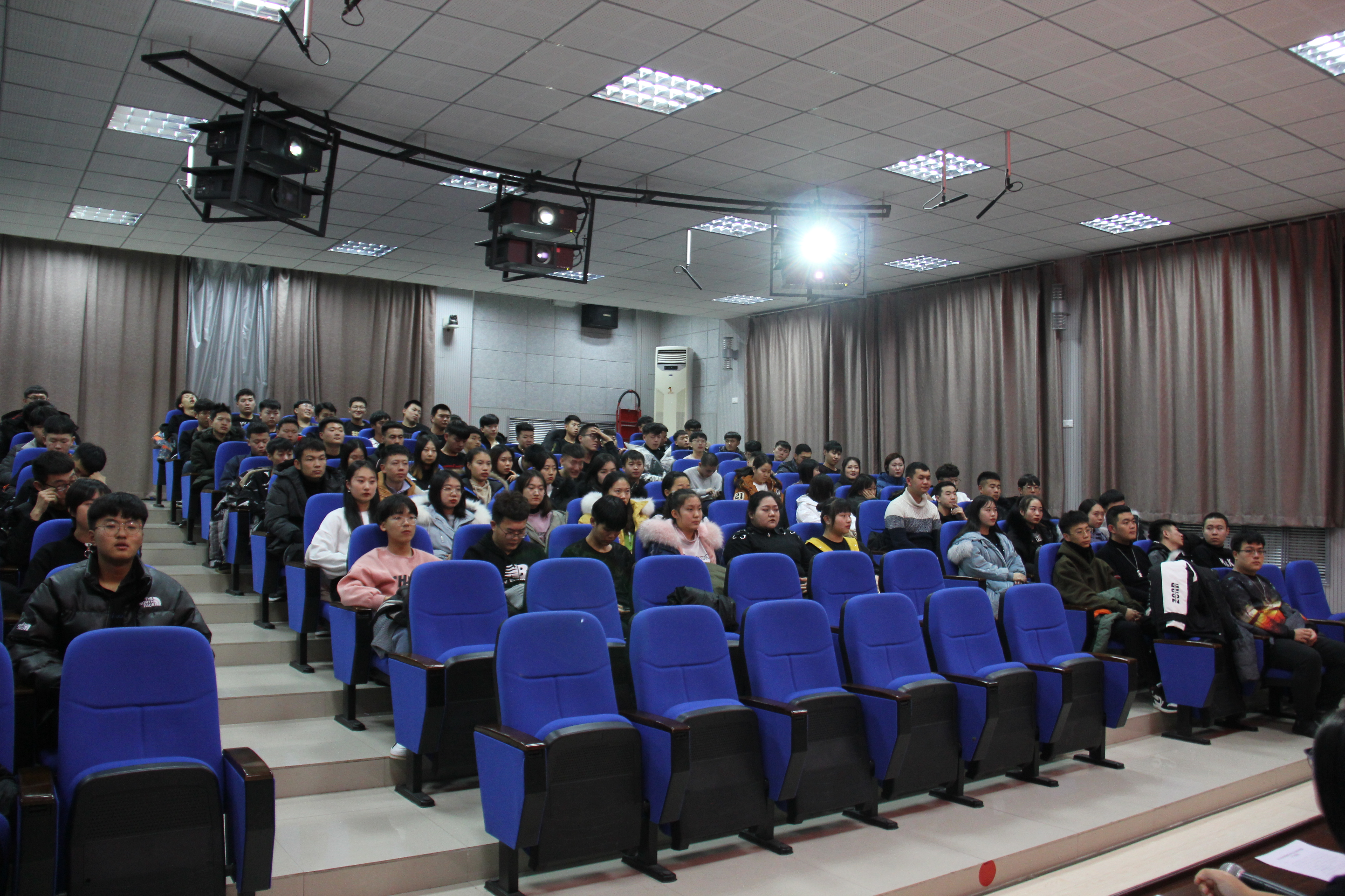 旅游商务学院召开学生工作会议