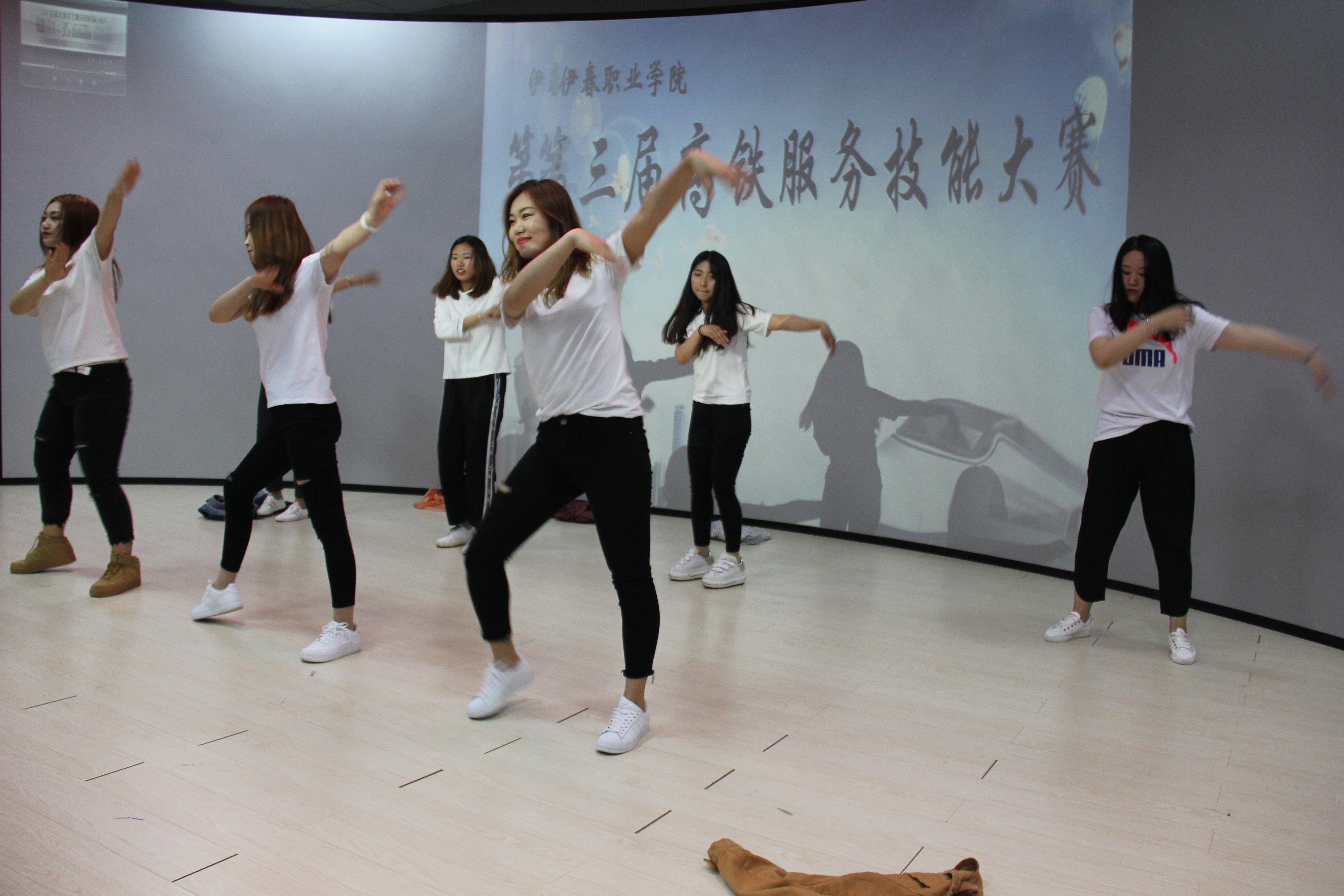 旅游商务学院成功举办第三届高铁服务技能大赛