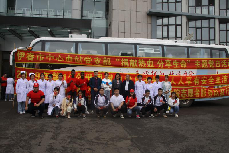 爱心凝聚力量_奉献铸就青春