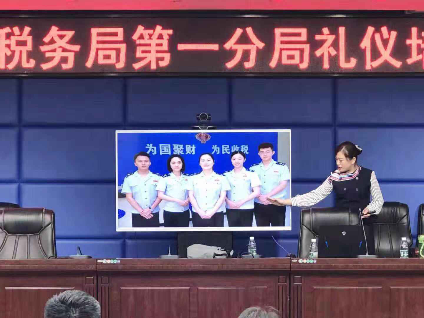 我院礼仪教师为银行、税务等窗口单位进行礼仪培训