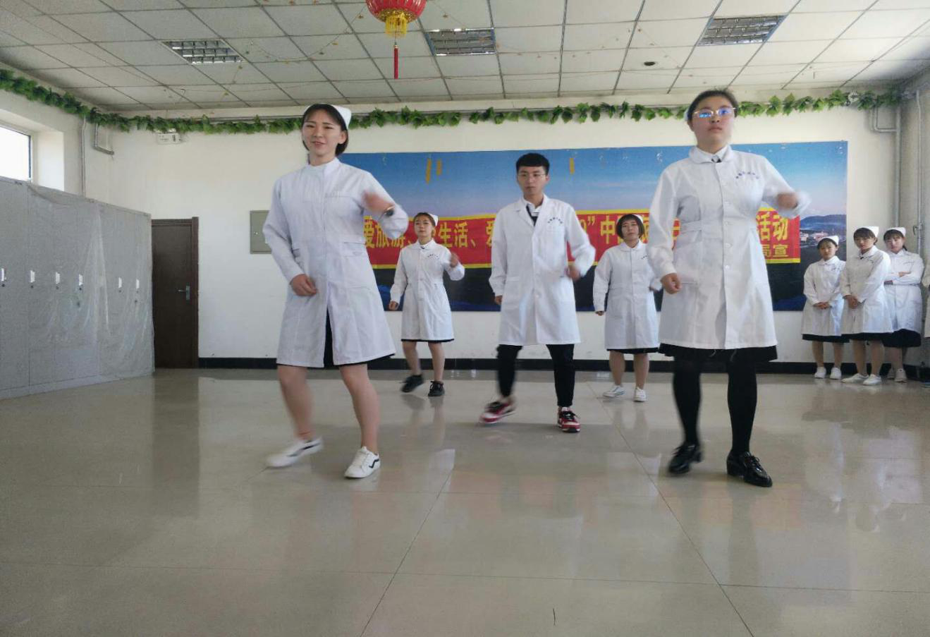 医学技术学院涉外护理班开展“用行动给予关怀、用服务献予爱心”主题公益活动