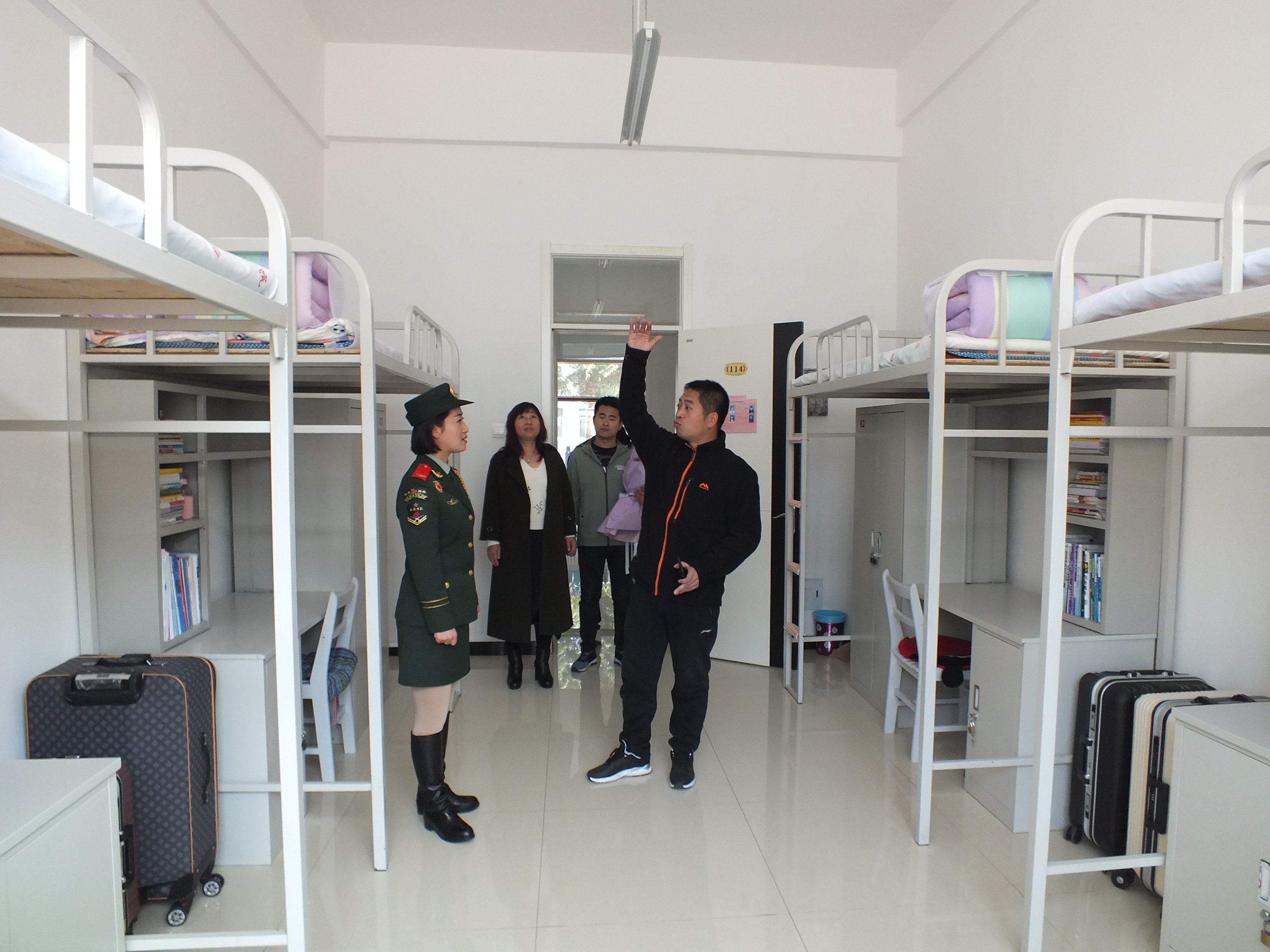 飒爽英姿五尺枪__曙光初照演兵场——参加国庆阅兵女兵方阵队员李玲玲荣归母校纪实