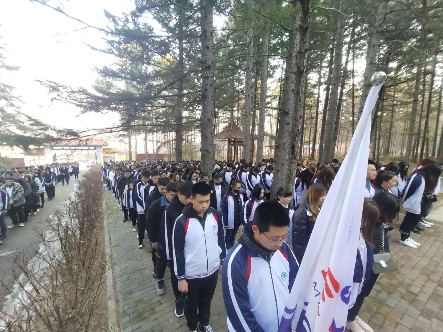 缅怀革命先烈，弘扬革命精神------医学技术学院开展清明节烈士扫墓活动