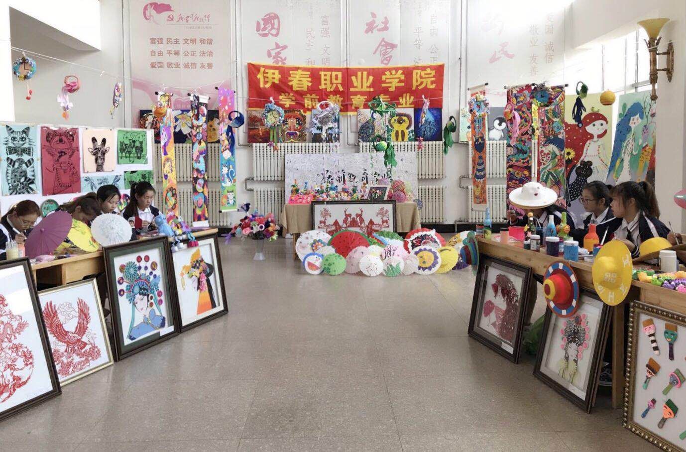 师范学院学前教育专业职业教育周活动之一幼儿园美术手工作品展圆满结束