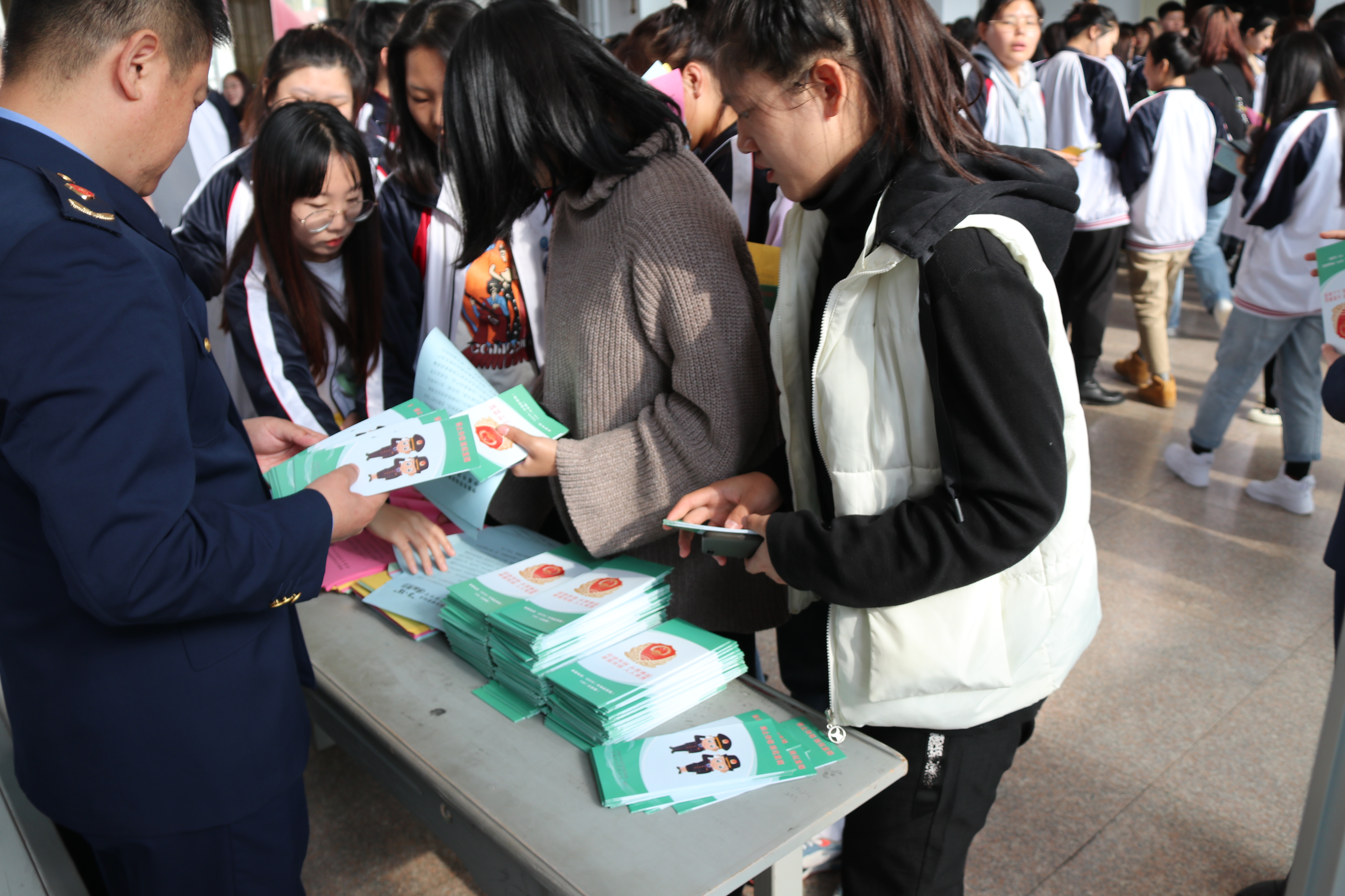 我校开展“和谐校园、拒绝传销、从我做起”宣传教育活动