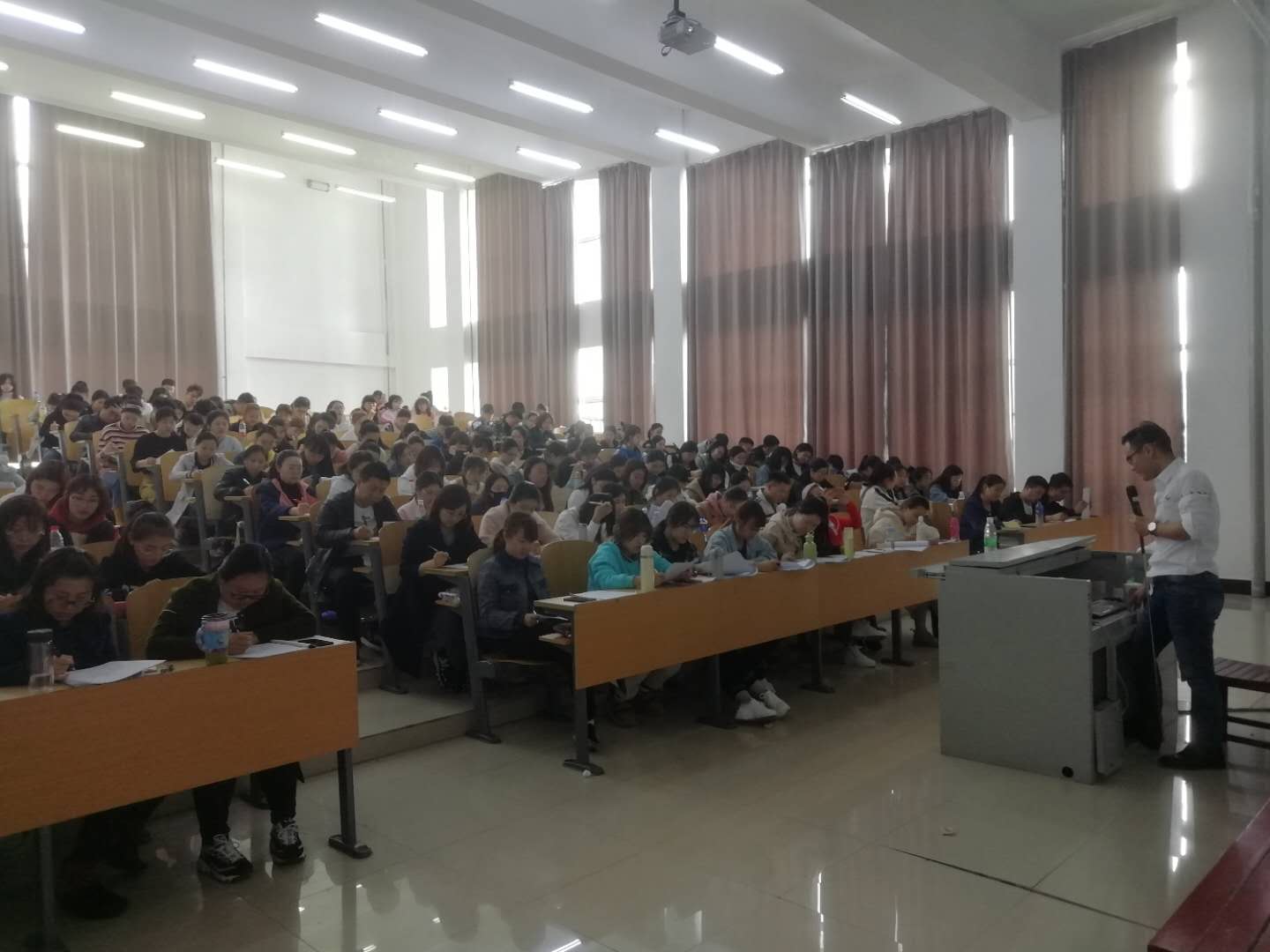 医学技术学院邀请护考专家关永俊为学生讲解护考知识