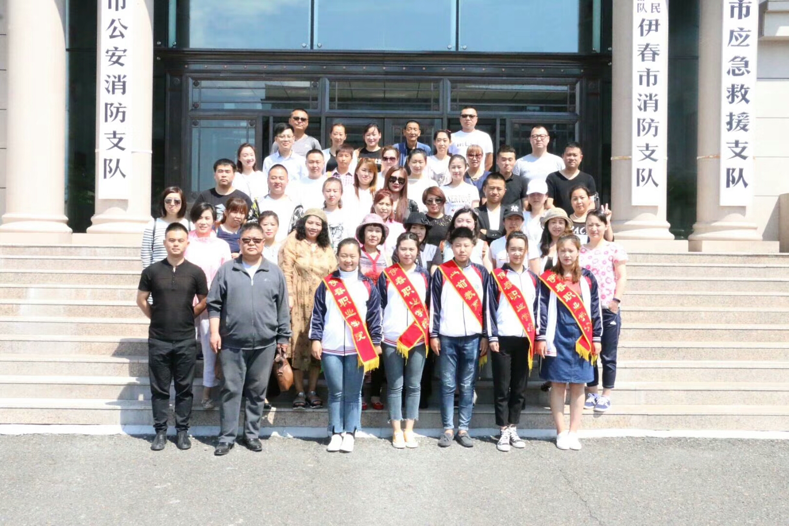 端午节为留守儿童包粽子