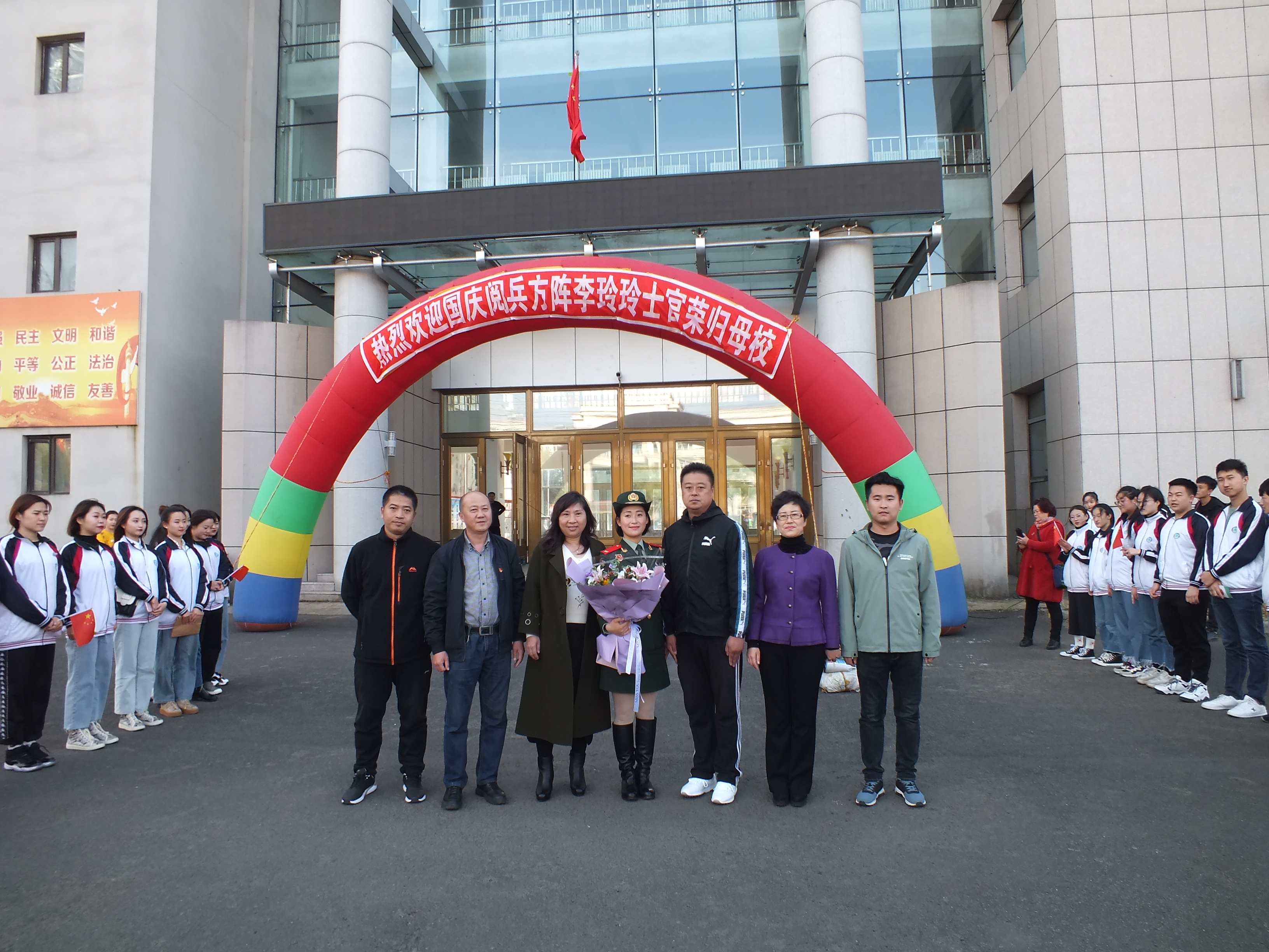 飒爽英姿五尺枪__曙光初照演兵场——参加国庆阅兵女兵方阵队员李玲玲荣归母校纪实