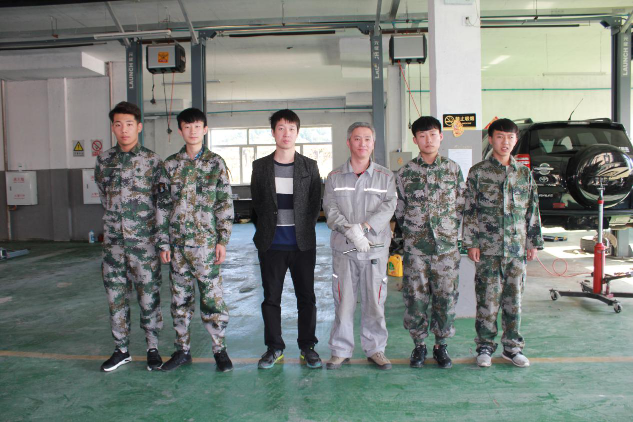 工程技术学院举行17级汽修专业现代学徒制拜师仪式