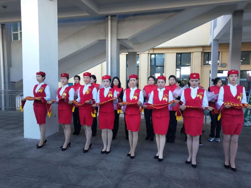 我院学生为“生态旅游·伊春号”旅游文化列车开行仪式提供志愿礼仪服务