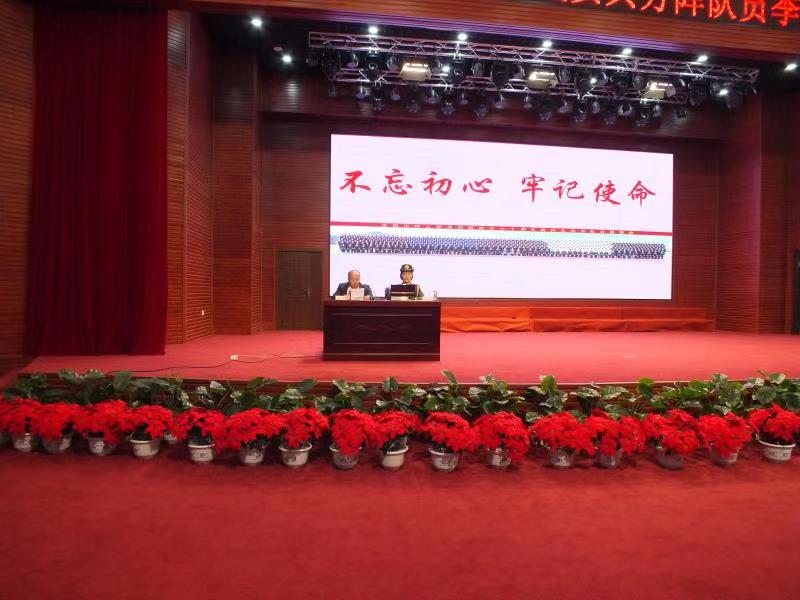 参加新中国70周年阅兵女兵方队李玲玲同学载誉返校