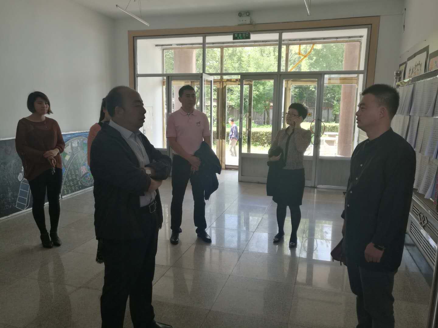 学校领导检查学生返校情况