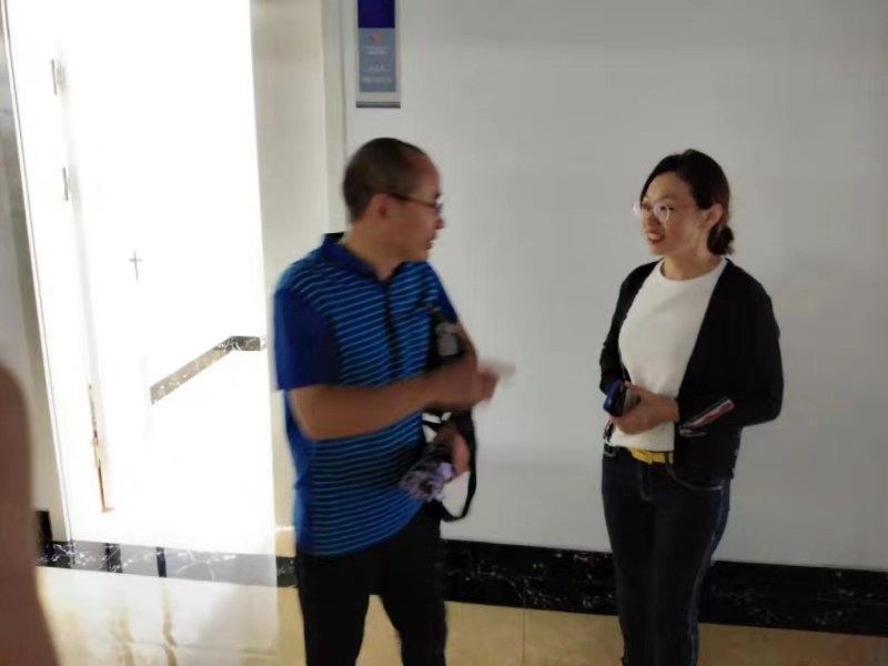 医学技术学院组织新生家长参观医学实训大楼