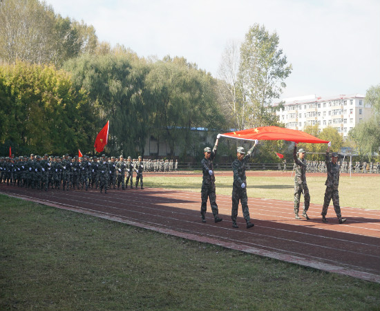 我校举行2018级新生军训汇报暨总结表彰大会