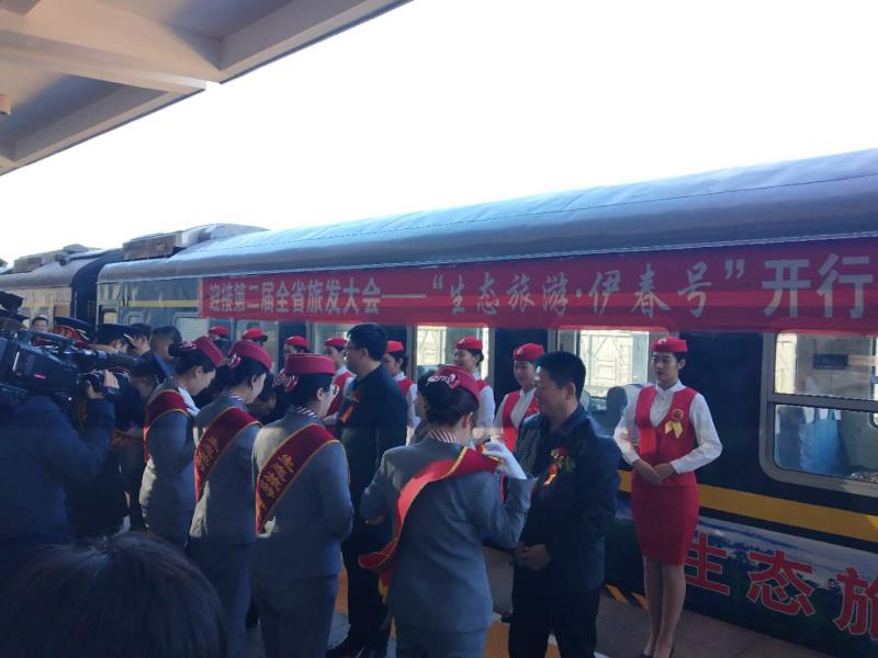 我院学生为“生态旅游·伊春号”旅游文化列车开行仪式提供志愿礼仪服务