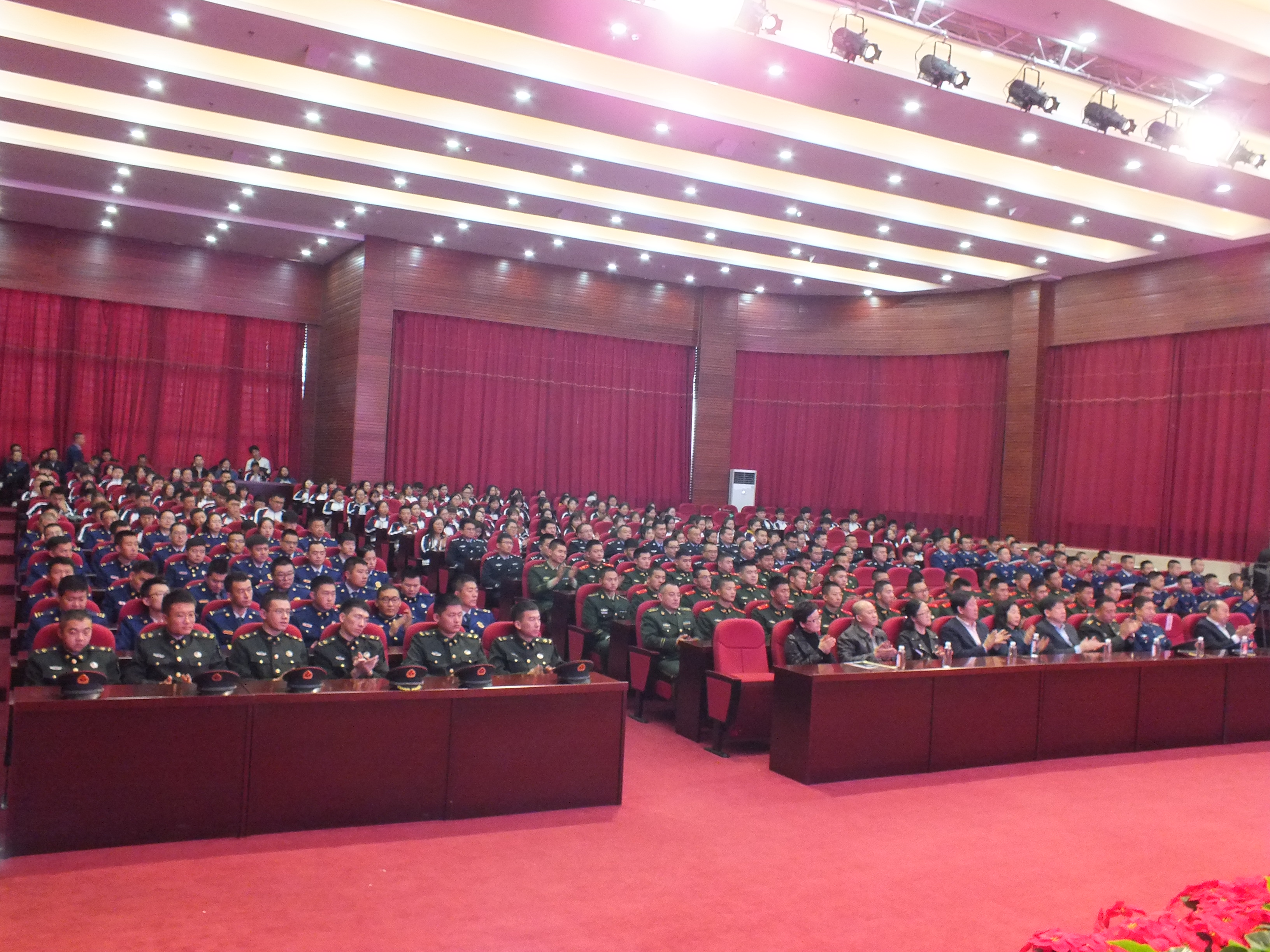 飒爽英姿五尺枪__曙光初照演兵场——参加国庆阅兵女兵方阵队员李玲玲荣归母校纪实