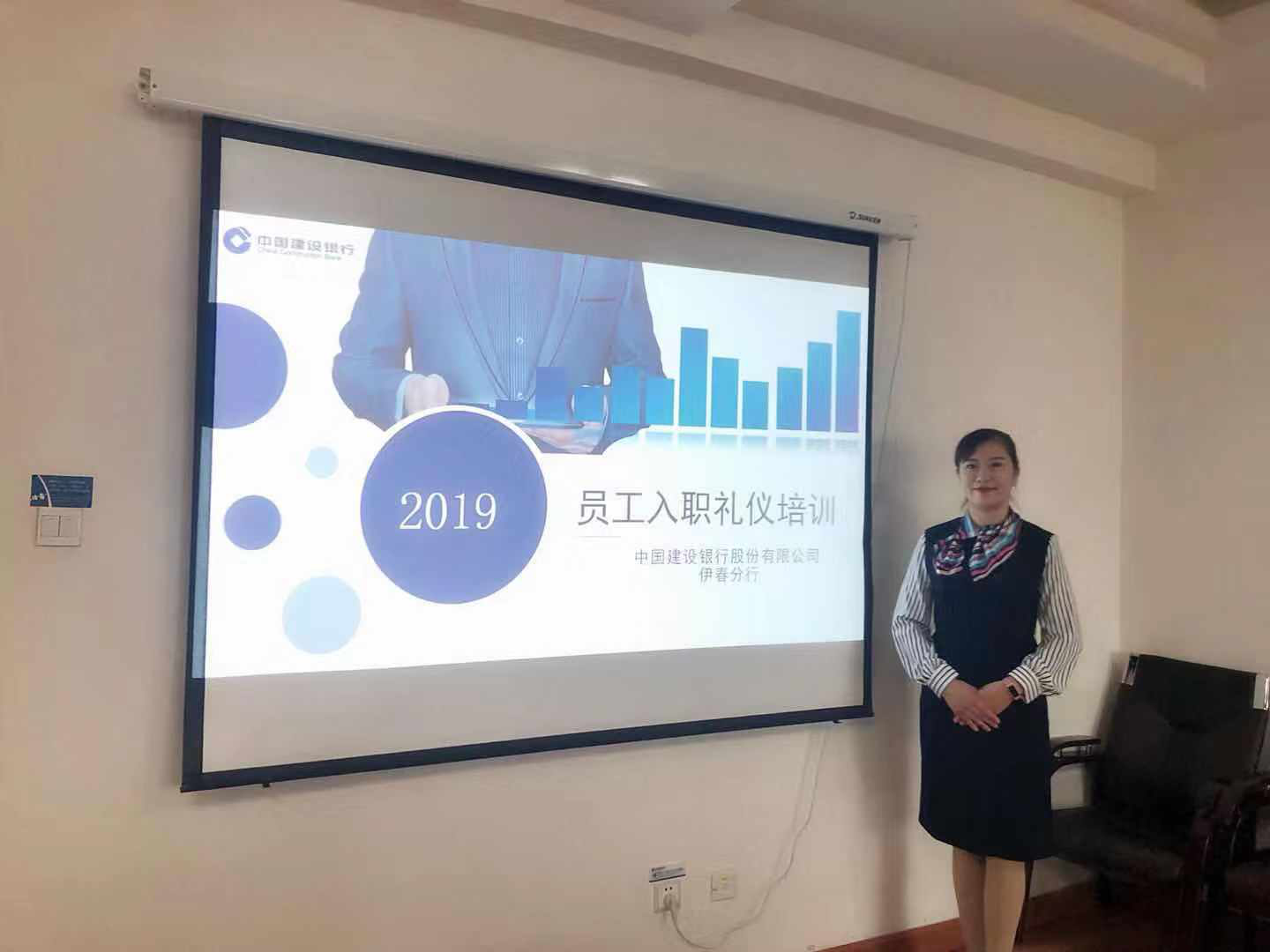 我院礼仪教师为银行、税务等窗口单位进行礼仪培训