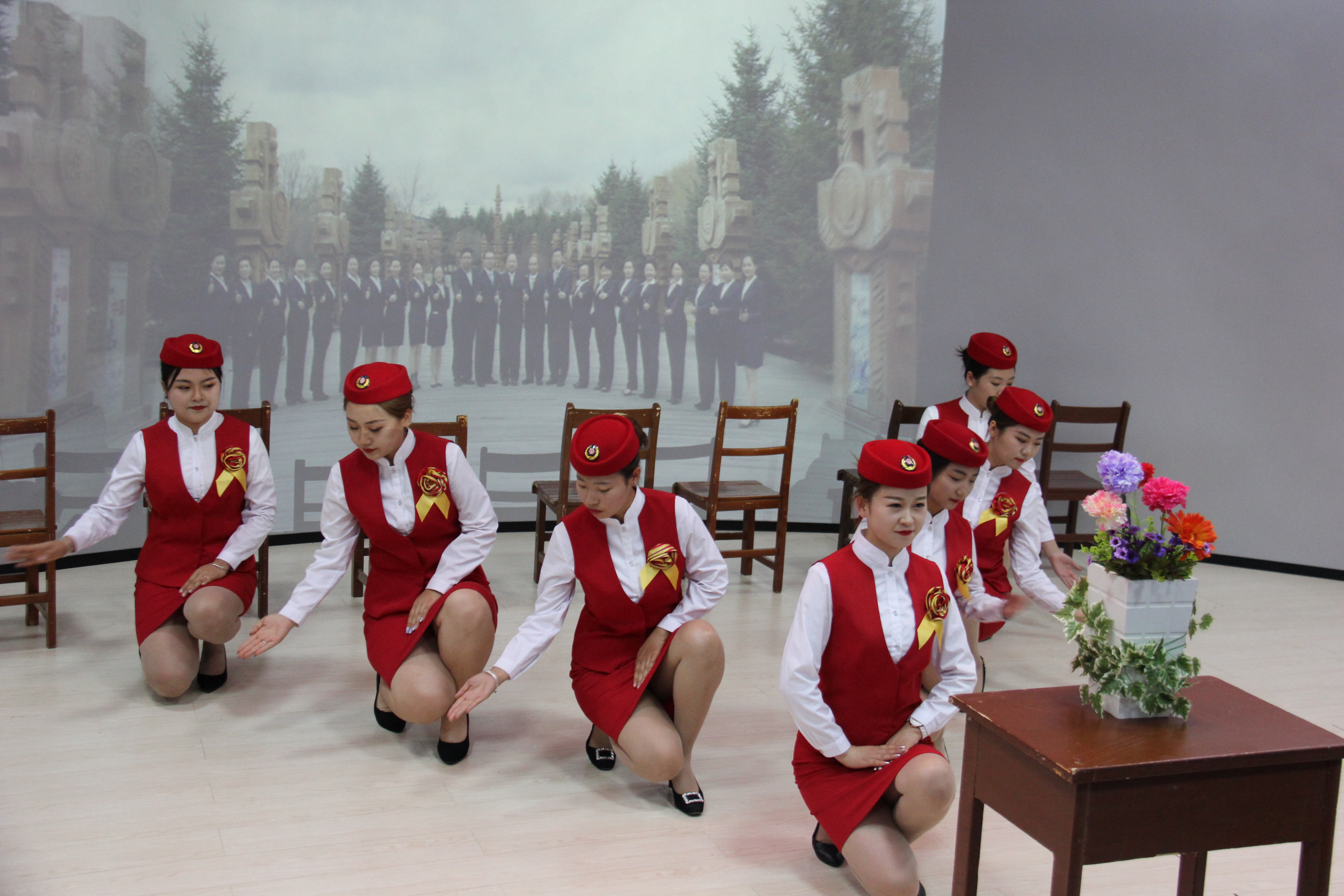 旅游商务学院成功举办第三届高铁服务技能大赛