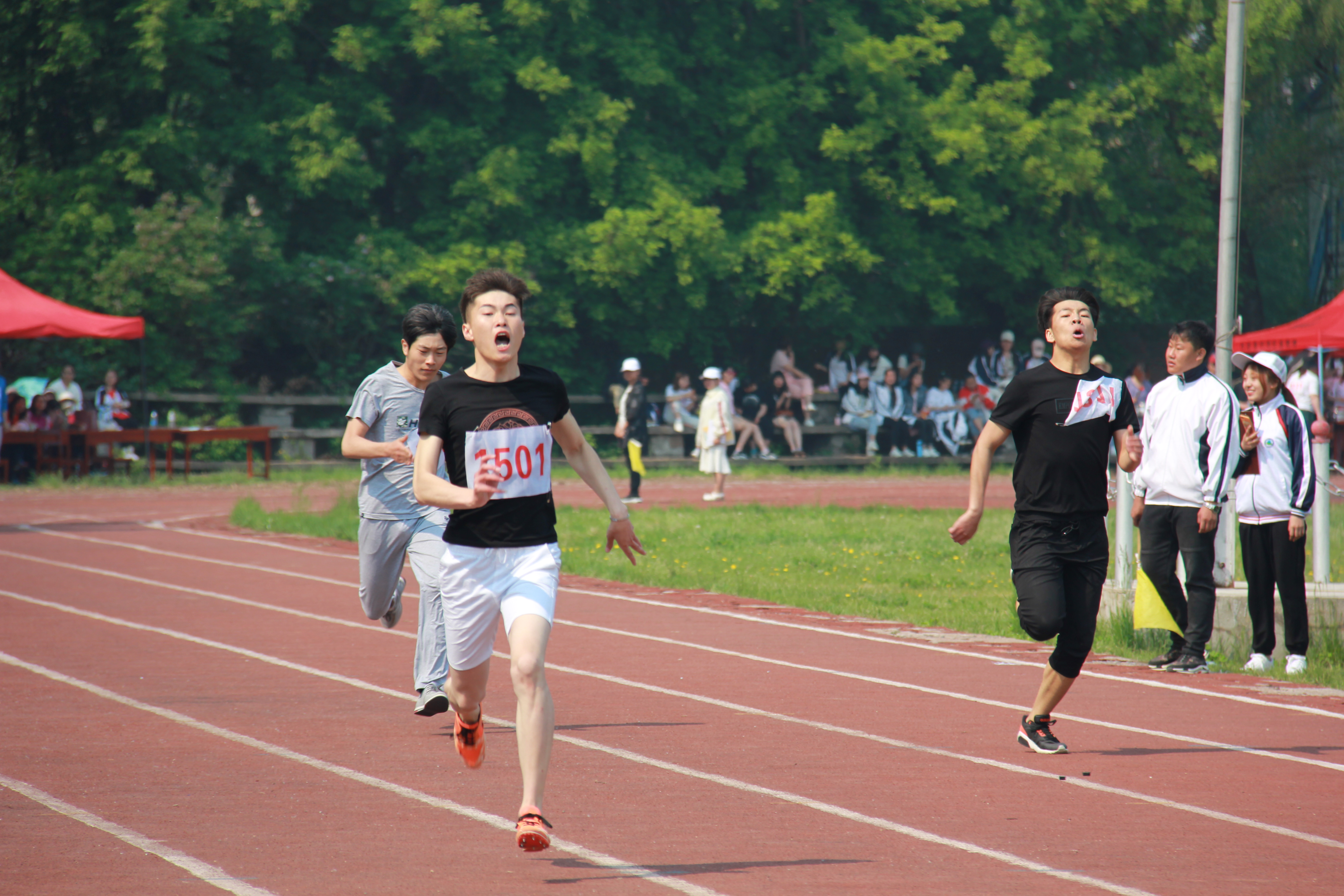 伊春职业学院成功举办第十二届运动会