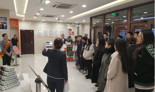 哈尔滨银行与伊春职业学院成功举办“携手相伴，哈行与您共成长”校园主题活动