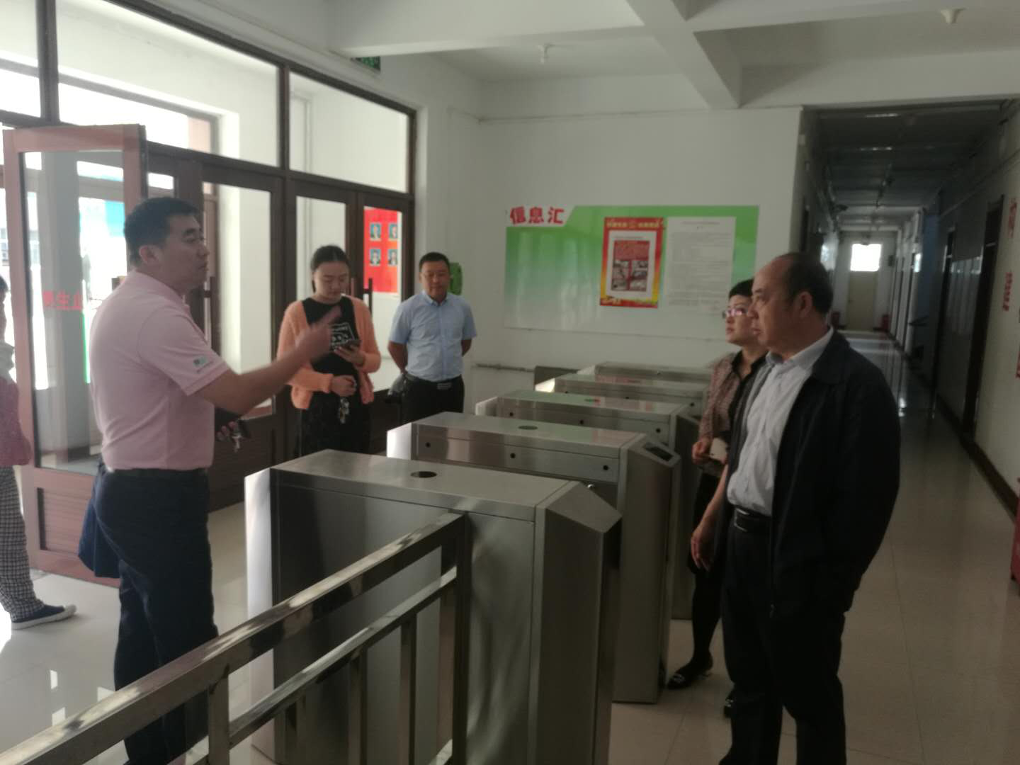 学校领导检查学生返校情况