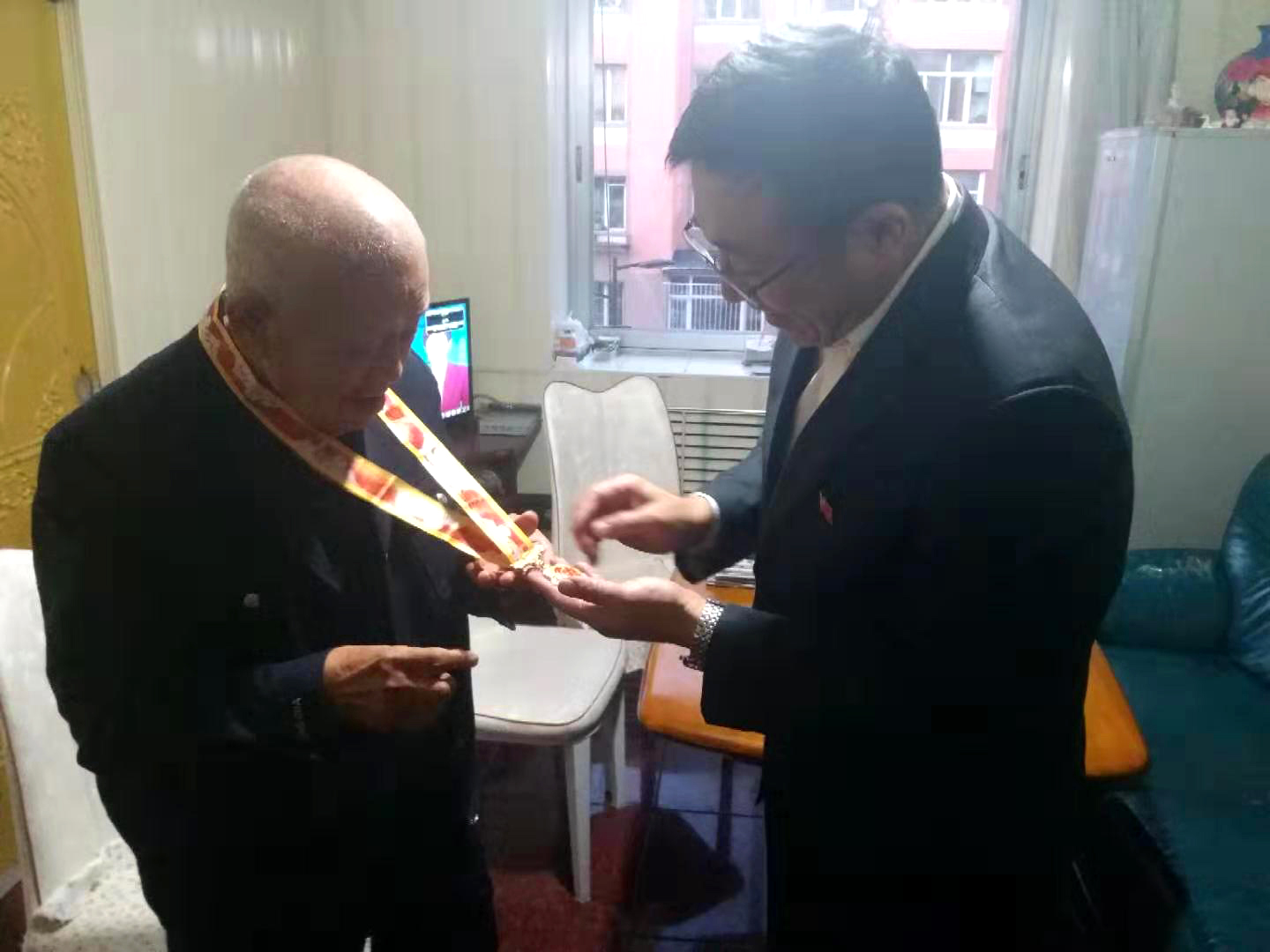 学校开展走访慰问建国前老干部、老党员活动