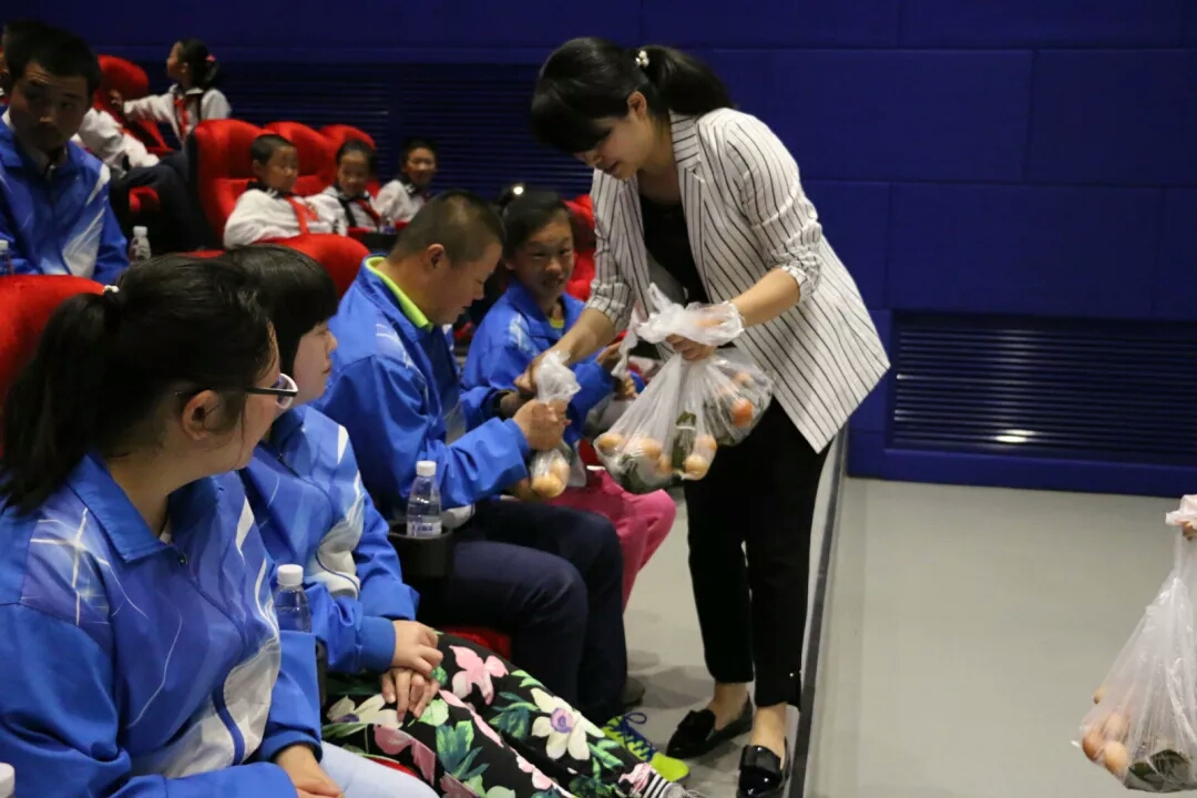 端午节为留守儿童包粽子