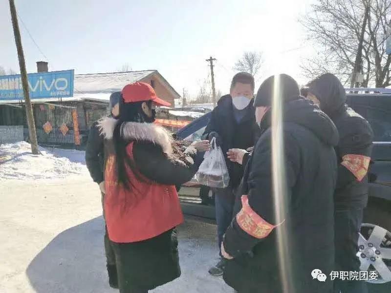 职院学子用实际行动践行“雷锋”精神